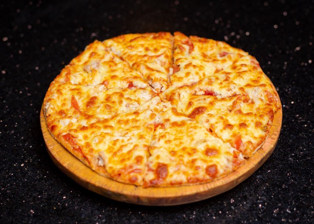 Pizza appena sfornata su fondo scuro