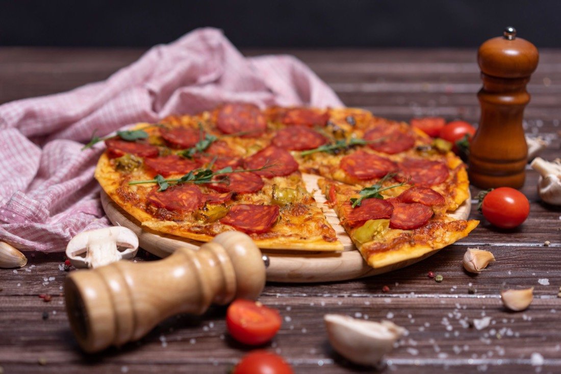 Pizza tagliata sul tagliere